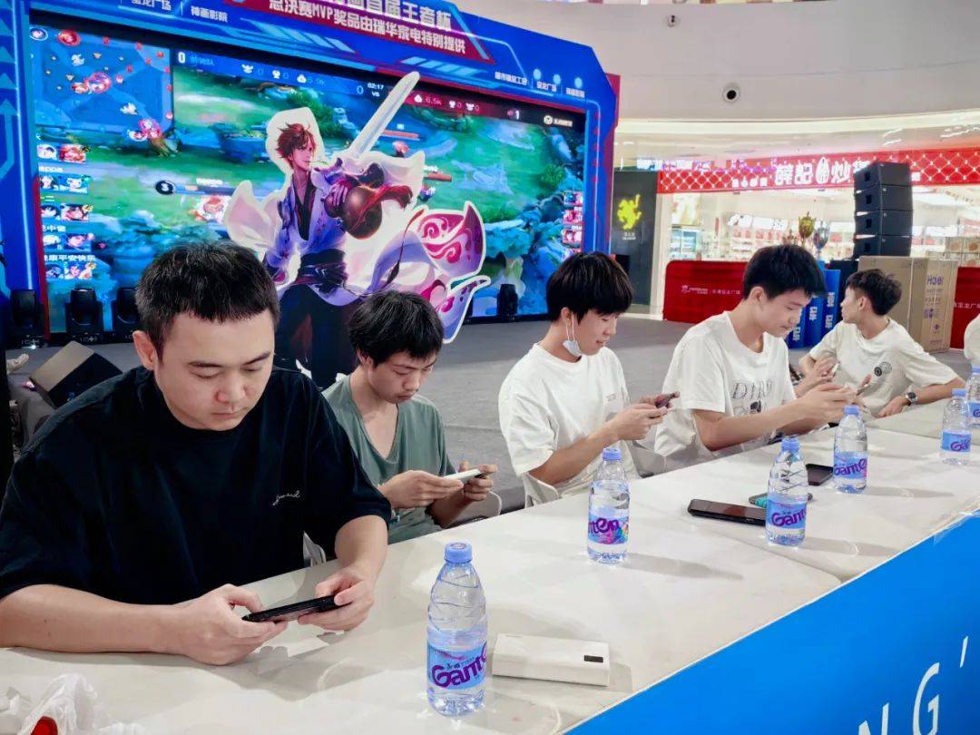 B8 击败 BetBoom Team 以进入 CCT 全球总决赛 2025 决赛